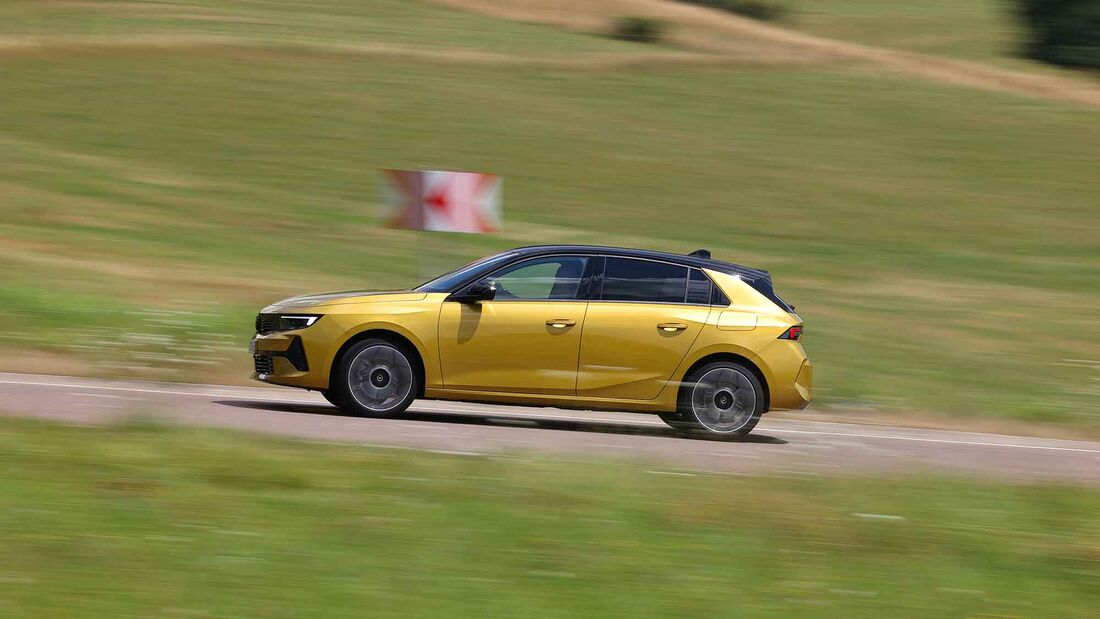 Opel Astra 1.6 Di Turbo PHEV: 180 к.с., 360 Нм, 0–100 км/ч за 7,7 сек, багажник 352 л, цена на тестовия автомобил 41 600 евро.